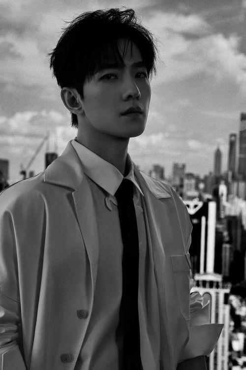 杨洋身高最新爆料,身高再创新高，网友热议